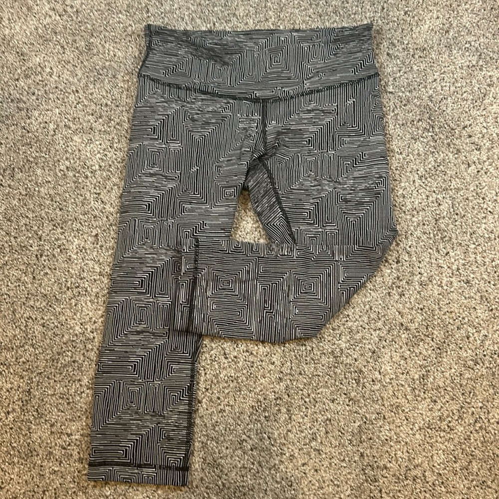 Lululemon Black and White Geometric Cropped Legging 10